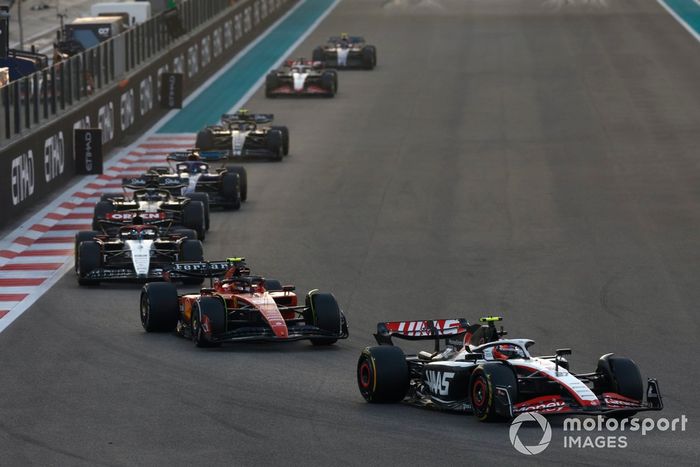 Nico Hulkenberg, Haas VF-23, Carlos Sainz, Ferrari SF-23, Daniel Ricciardo, AlphaTauri AT04