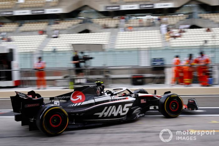 Oliver Bearman, Haas VF-23, sale del garaje