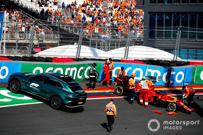 El coche médico Aston Martin DBX recoge a Carlos Sainz Jr. y al Ferrari SF21 tras un accidente