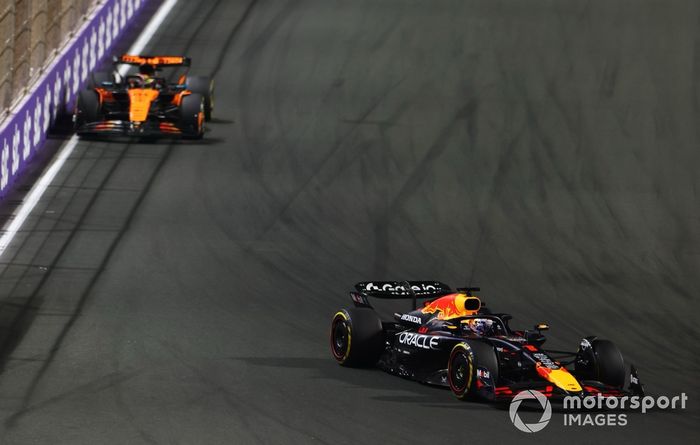 Oscar Piastri, McLaren, Max Verstappen, Red Bull Racing