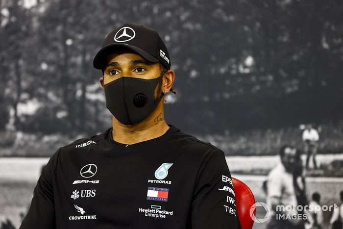 Ganador de la pole Lewis Hamilton, Mercedes-AMG F1, en la conferencia de prensa