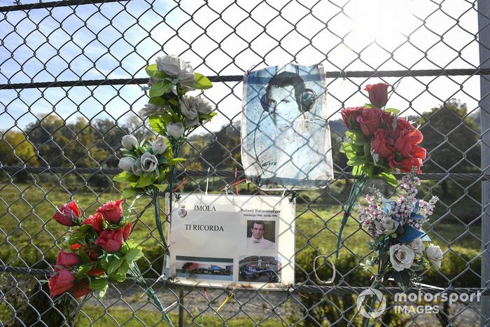 Homenaje a Roland Ratzenberger en Imola, donde falleció