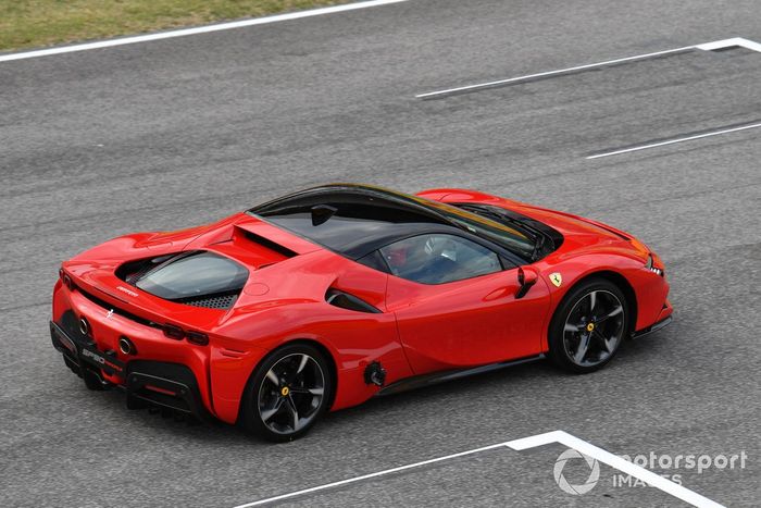 Sebastian Vettel, Ferrari, conduce el SF90 Stradale