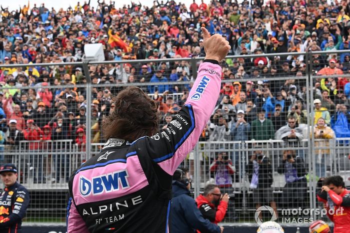 Fernando Alonso, del equipo Alpine F1, en la parrilla de salida tras la clasificación