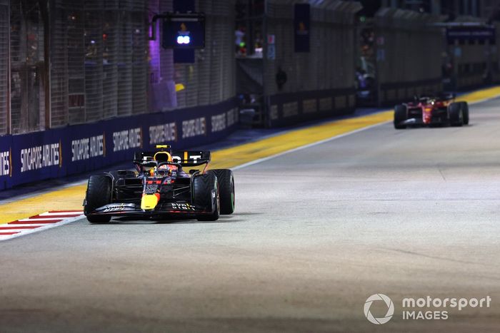 Sergio Pérez, Red Bull Racing RB18, Charles Leclerc, Ferrari F1-75