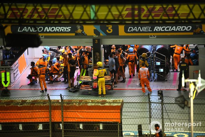 Miembros del equipo McLaren en el garaje