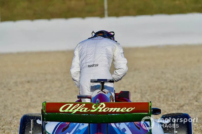 Kimi Raikkonen, Alfa Romeo Racing C38, trompea y encalla en la arena