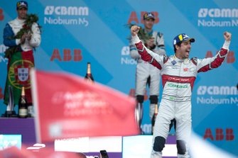 Il vincitore della gara Lucas Di Grassi, Audi Sport ABT Schaeffler, festeggia mentre si reca verso il podio