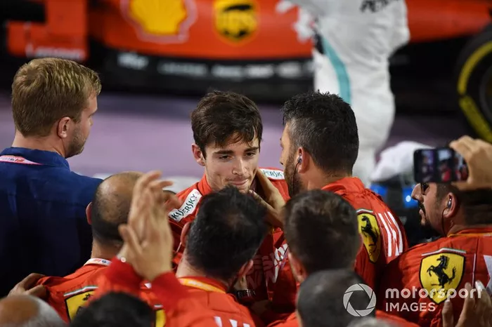 El equipo Ferrari con Charles Leclerc, Ferrari, tercero, en Parc Ferme