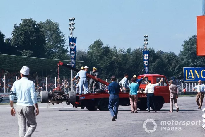 El Lotus 72C Ford de Jochen Rindt es retirado de la pista