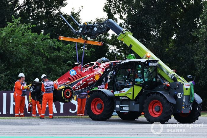 Los comisarios retiran el coche dañado de Charles Leclerc, Ferrari SF-24, del circuito