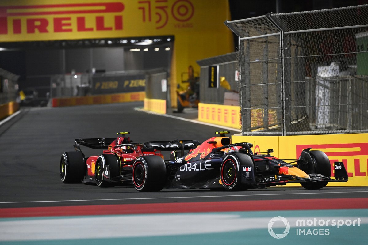 Sergio Perez, Red Bull Racing RB18, Carlos Sainz Jr., Ferrari F1-75