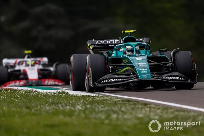 Sebastian Vettel, Aston Martin AMR22, Mick Schumacher, Haas VF-22