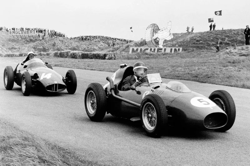 Mike Hawthorn, Ferrari Dino 246 devant Jean Behra, BRM P25