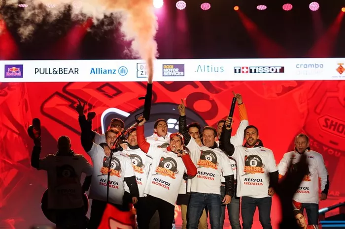 Marc Márquez e il fratello Álex festeggiano i titoli a Cervera