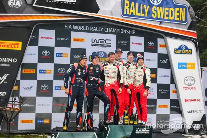 Podio: Il vincitore Elfyn Evans, Scott Martin, Toyota Gazoo Racing WRT Toyota Yaris WRC, second place Ott Tänak, Martin Järveoja, Hyundai Motorsport Hyundai i20 Coupe WRC, third place Kalle Rovanperä, Jonne Halttunen, Toyota Gazoo Racing WRT Toyota Yaris WRC