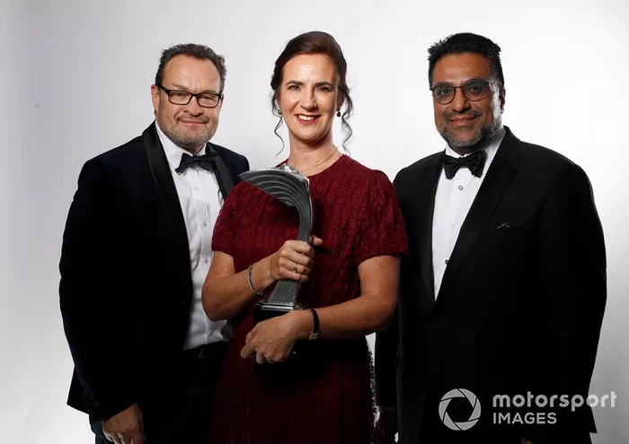 Catherine Bond Muir cde W Series con el premio Pionera e Innovadora