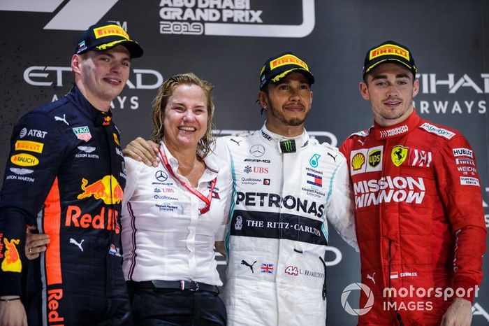 Britta Seeger junto a Max Verstappen, Red Bull Racing, Lewis Hamilton, Mercedes AMG F1, y Charles Leclerc, Ferrari. Ningún equipo ha fomentado tanto la visibilidad de mujeres exitosas en el podio como Mercedes. 