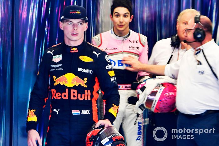Max Verstappen, Red Bull Racing y Esteban Ocon, Racing Point Force India discuten en la sala de pesaje de la FIA y son separados por comisarios
