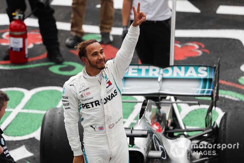 Lewis Hamilton, Mercedes AMG F1 W09 EQ Power +, realiza donas para celebrar su quinto título mundial de pilotos