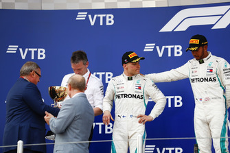 Podio: ganador de la carrera Lewis Hamilton, Mercedes AMG F1, el segundo lugar Valtteri Bottas, Mercedes AMG F1, con James Allison, Director Técnico, Mercedes AMG, recibe el trofeo Constructors de Andrey Kostin, Presidente y Presidente del Consejo de Administración de VTB Bank