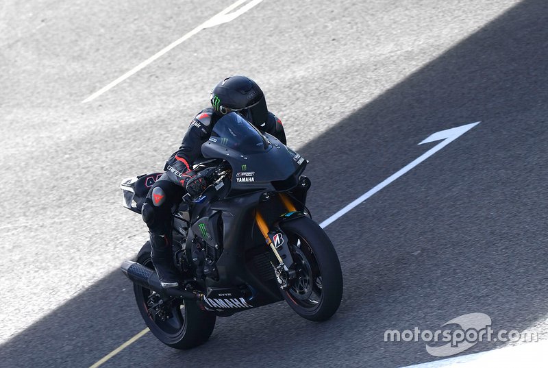 Lewis Hamilton probando la Yamaha Superbike