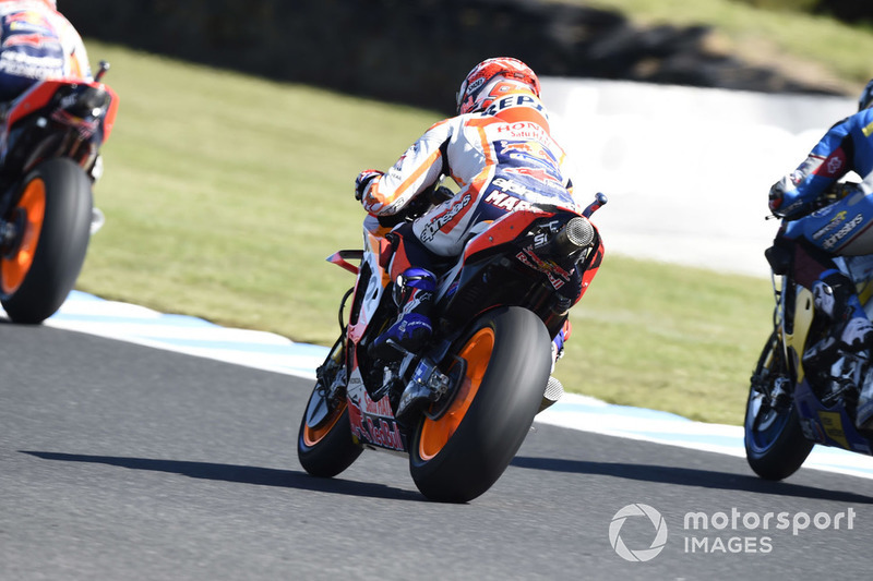 Marc Marquez, Repsol Honda Team, con la moto danneggiata