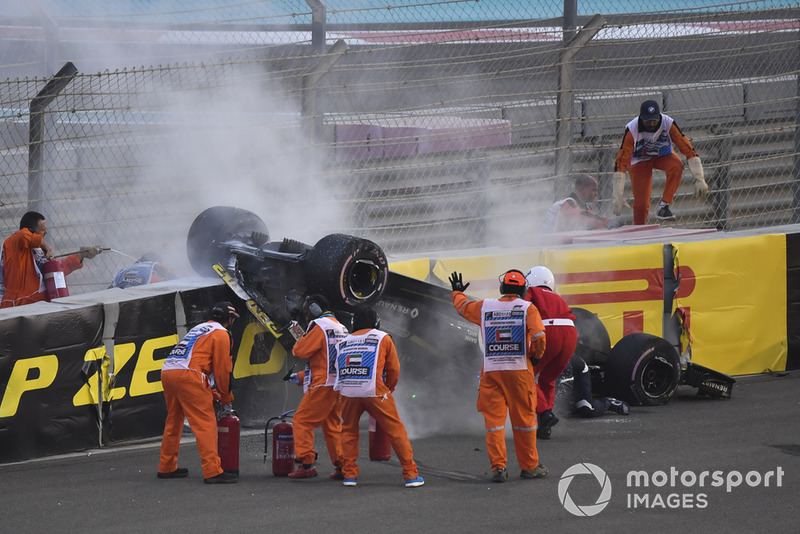 Medics and marshals assist Nico Hulkenberg, Renault Sport F1 Team R.S. 18 who crashed and rolled on lap one