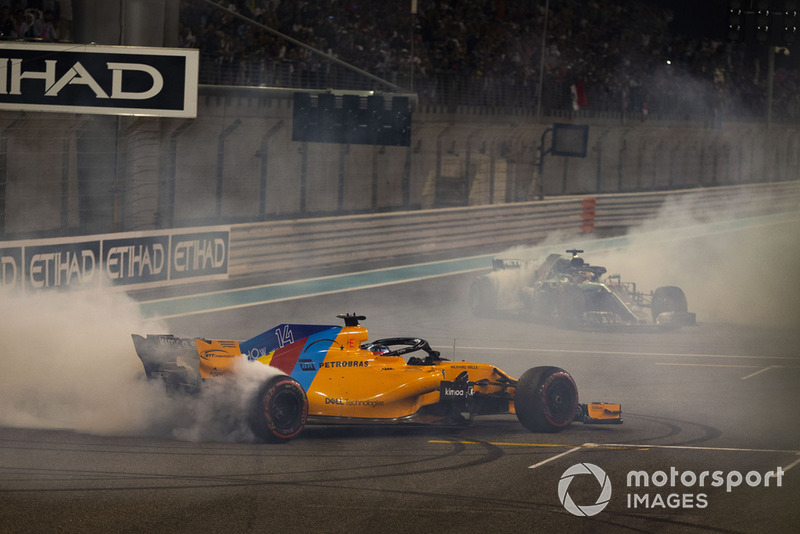 Lewis Hamilton, Mercedes-AMG F1 W09 e Fernando Alonso, McLaren MCL33, eseguono dei donut alla fine della gara
