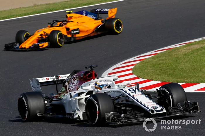 Marcus Ericsson, Sauber C37 y Stoffel Vandoorne, McLaren MCL33 