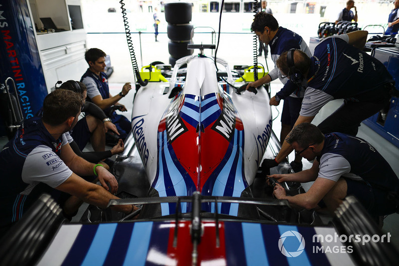 Miembros del equipo Williams trabajando en el garaje del equipo.