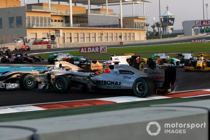Michael Schumacher, Mercedes GP MGP W01, se toca con Vitantonio Liuzzi, Force India VJM03