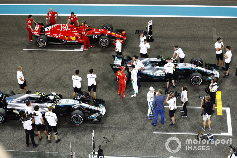 Льюис Хэмилтон и Валттери Боттас, Mercedes AMG F1 W09, Себастьян Феттель, Ferrari SF71H