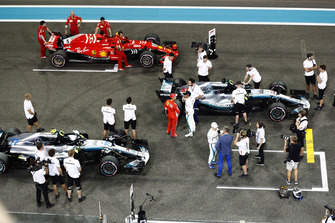 Lewis Hamilton, Valtteri Bottas en Sebastian Vettel op de grid