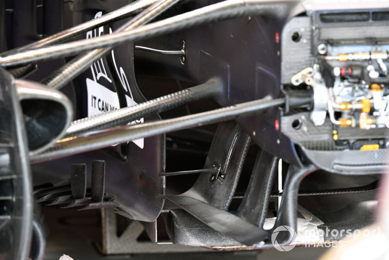Vue détaillée d'une suspension avant et d'éléments aéro de Red Bull Racing RB14