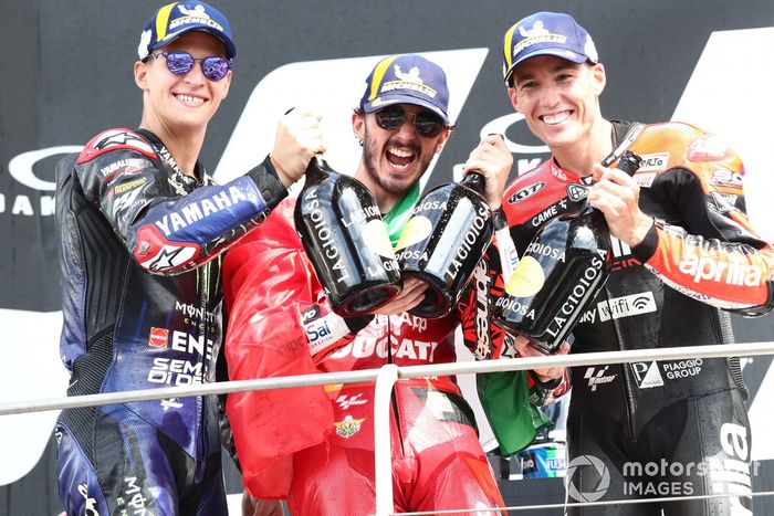 Podio: ganador de la carrera Francesco Bagnaia, equipo Ducati, segundo lugar Fabio Quartararo, Yamaha Factory Racing, tercer lugar Aleix Espargaró, Aprilia Racing