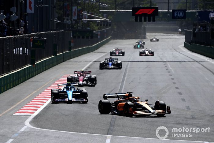 Daniel Ricciardo, McLaren MCL36, Esteban Ocon, Alpine A522