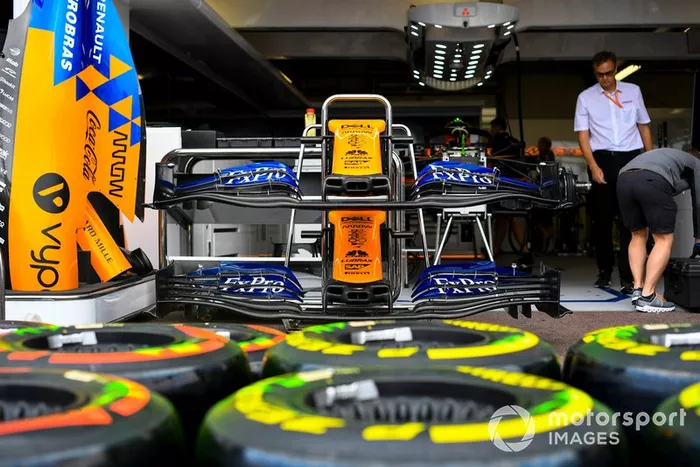 Neumáticos Pirelli delante del alerón delantero y la cubierta del motor McLaren MCL34