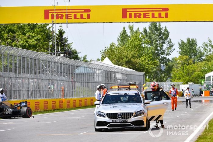Kevin Magnussen, Haas VF-19 se sube al Safety Car después de estrellarse en la sesión de clasificación 