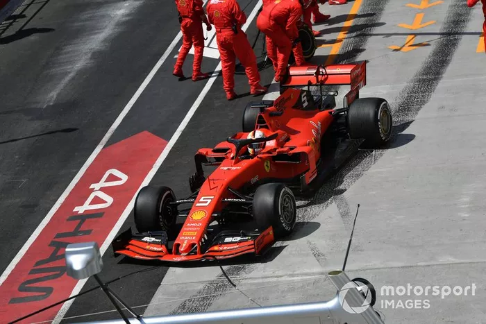 Sebastian Vettel, Ferrari SF90, sale tras una parada