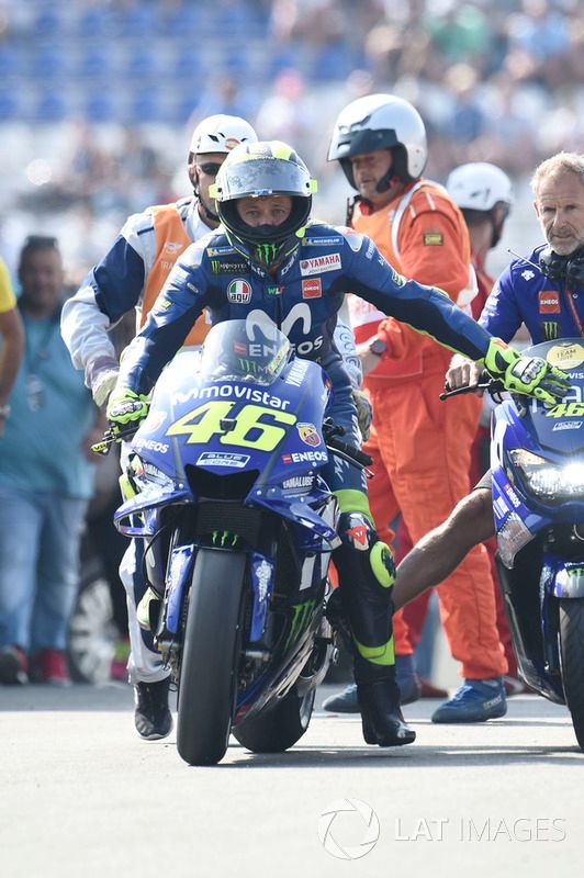 Valentino Rossi, Yamaha Factory Racing, siendo remolcado