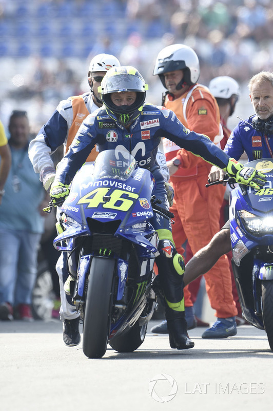 Valentino Rossi, Yamaha Factory Racing, broken down and being pushed back to the garage