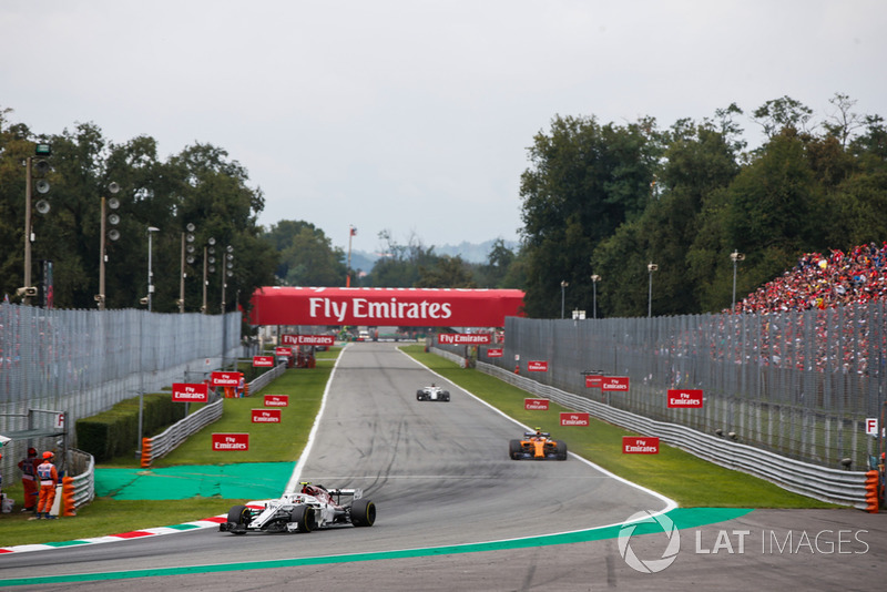 Charles Leclerc, Alfa Romeo Sauber C37, Stoffel Vandoorne, McLaren MCL33