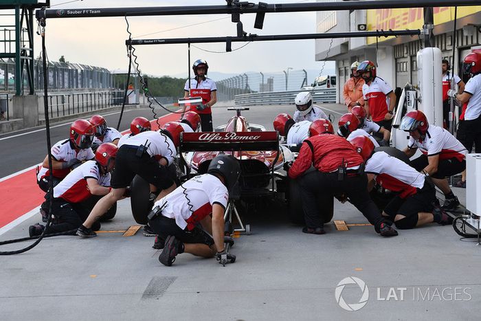 Antonio Giovinazzi, Sauber C37 pit stop