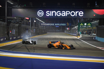 Stoffel Vandoorne, McLaren MCL33 and Lance Stroll, Williams FW41