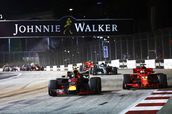 Max Verstappen, Red Bull Racing RB14 ve Sebastian Vettel, Ferrari SF71H, startta
