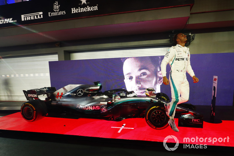 Lewis Hamilton, Mercedes AMG F1 W09 EQ Power+, salta giù dalla sua monoposto mentre festeggia nel parco chiuso, dopo aver vinto la gara