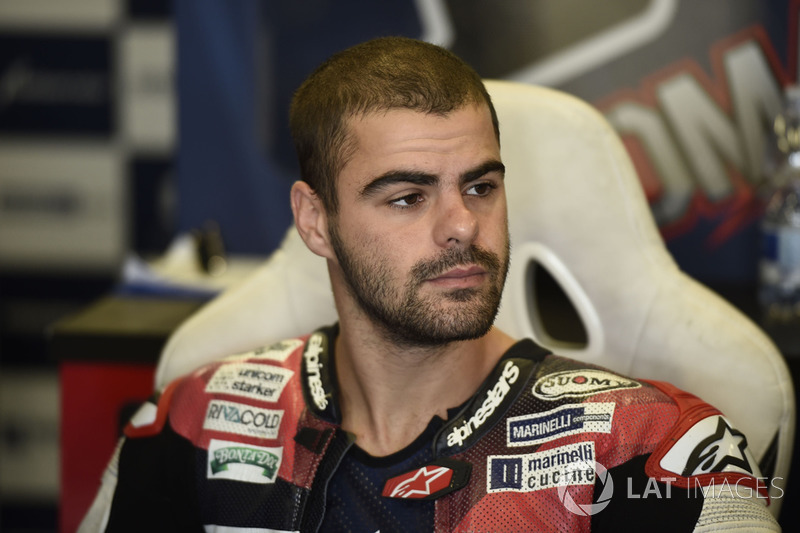 Romano Fenati: “Peço desculpas a todo o mundo esportivo. Nesta manhã, com uma mente mais clara, queria que fosse apenas um sonho ruim. Eu penso e penso nesses momentos, cometi um gesto que não dá para colocar em palavras.”