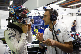 Sergey Sirotkin, Williams Racing, parla con un ingegnere