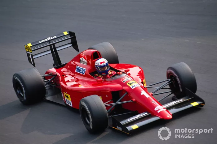 4位：フェラーリ641/2（1990年）：
1990年のフェラーリF1マシン「641」の改良版で、同年第3戦のサンマリノGPから登場した。641の基本デザインは前年640と同じジョン・バーナードだが、641/2はエンリケ・スカラブローニとスティーブ・ニコルズが変更を施した。
640の問題点となっていた信頼性も改善され、アラン・プロストとナイジェル・マンセルの手により計6勝。合計110ポイントを獲得し、マクラーレン・ホンダ（MP4/5B）を11ポイント差まで追い詰めた。
プロストがセナとスタート直後に接触、
